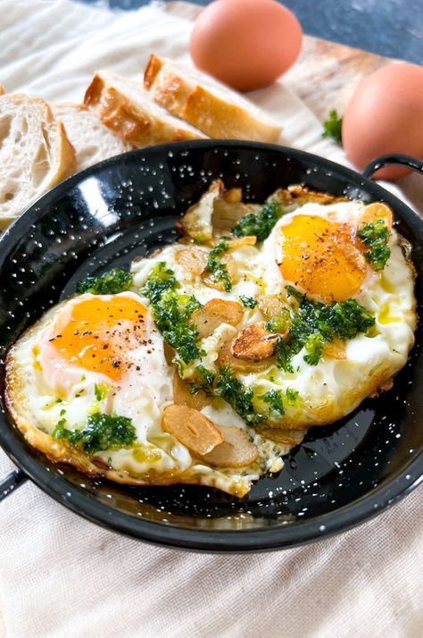 Clean Eating Egg Recipes, Eggs Main Dish Dinners, Eggs A La Francaise, Best Fried Egg Recipe, Breakfast Recipes Italian, Egg In A Hole Oven, Spanish Fried Egg, Fried Eggs Recipe, Egg For Dinner