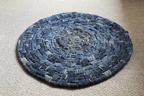 Denim Rug Diy Old Jeans, Make A Rag Rug, Blue Jean Rug, Denim Rag Rugs, Diy Old Jeans, Large Crochet Hooks, Rope Rug, Denim Rug, Grey Carpet