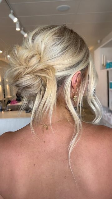 Sultry Hair, Old Money Hairstyles, Bridesmaid Hair Inspo, Hairstyles Female, Bridemaids Hairstyles, Kadeřnické Trendy, Wedding Hair Up, Simple Prom Hair, Guest Hair