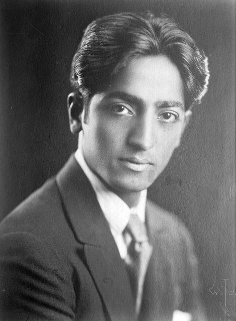 Jiddu Krishnamurti - Wikipedia J Krishnamurti, Indian Philosophy, Jiddu Krishnamurti, Great Philosophers, World Teachers, Eastern Philosophy, Spiritual Teachers, The Orator, Philosophers