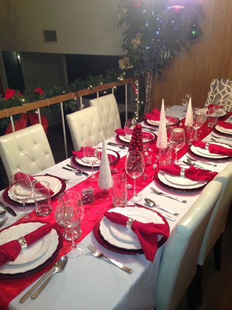 Christmas Table Settings Red And White, Christmas Table Settings Elegant Red, Red Christmas Table Settings, Christmas Dinner Decor Ideas, Xmas Dinner Table Decoration, Christmas Banquet Table Decorations, Christmas Dinner Party Table Decor, Christmas Table Settings Elegant, Red Christmas Table