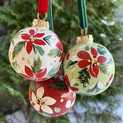 Christmas Ornaments Design Ideas, Painted Bulb Ornaments, Classic Christmas Ornaments, Painted Ornament Balls, Handpainted Christmas Balls, Hand Painted Christmas Balls Easy, Hand Painted Ornament Ideas, Hand Painted Ceramic Ornaments, Handmade Ornament Ideas