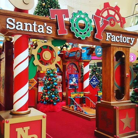 Santas Workshop Theme Decorations, Christmas Toy Factory, Christmas Cubicle Decorations, Christmas Toy Shop, Christmas Parade Floats, Santa Toys, Toy Factory, Xmas Theme, Christmas Props