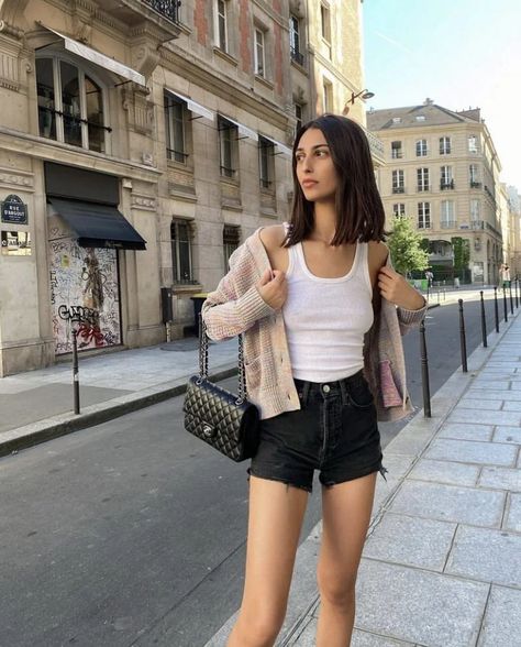 10 Denim Shorts Outfits French Women Wear This Summer Summer Paris Outfits, Black Denim Shorts Outfit, Black Jean Shorts Outfit, Cute Outfits Black, Denim Shorts Outfits, Summer Jean Shorts Outfit, Black Shorts Outfit, Trainers Outfit, Jean Short Outfits