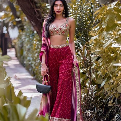 Garara With Crop Top, Sharara With Crop Top For Wedding, Bhaat Function Outfit, Crop Top Sharara Set, Sharara With Crop Top, Sharara Designs, Lehenga Saree Design, Crop Top Shirt, Indian Dresses Traditional