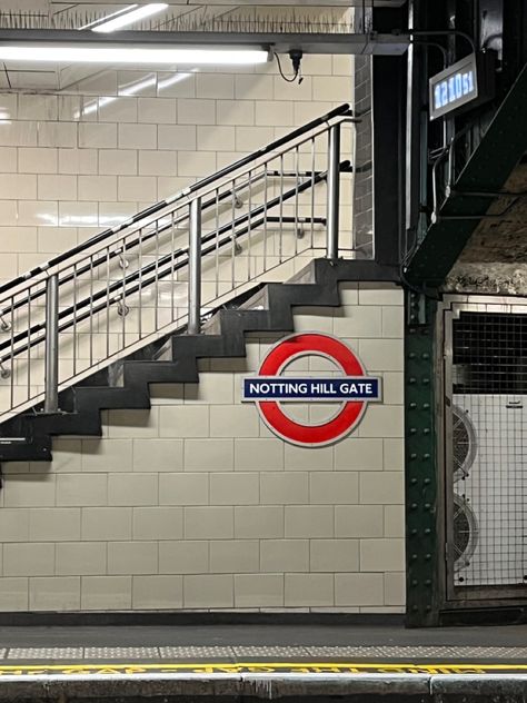 notting hill gate station Notting Hill Aesthetic, London Underground Aesthetic, Underground Train Station, Hp Visuals, London Train Station, Train Station Aesthetic, Finish School, London Underground Train, London Metro