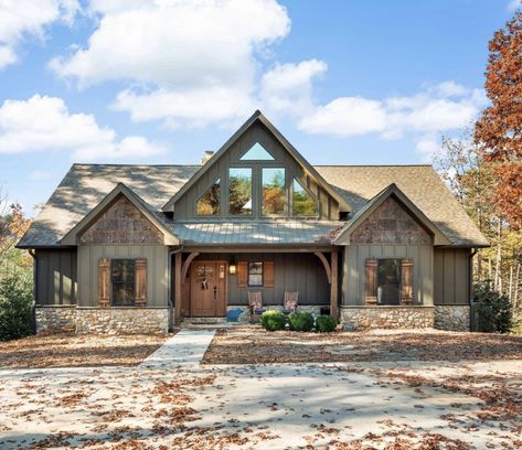 Rustic Home Exterior Ranch Style, Board And Batten With Stone Exterior, Rustic Exterior House Colors, Exterior Cabin, Barndo Ideas, House Martin, Rustic Home Exterior, Exterior House Siding, Ranch House Exterior