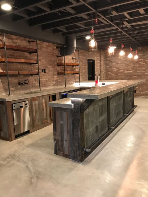 Industrial Basement Bar, Industrial Basement, Basement Bar Design, Bar Deco, Rustic Basement, Basement Bar Designs, Rustic Industrial Decor, Sleepover Things, Basement Makeover