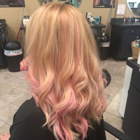 Pink Hair Highlights, Blonde Hair With Pink Highlights, Beige Blond, Light Pink Hair, Haiwan Comel, Pink Blonde Hair, Pink Hair Dye, Hair Mistakes, Dyed Blonde Hair