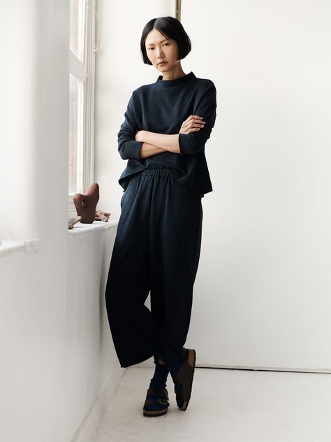 Back Toning, Jersey Trousers, Spring Lookbook, Simple Clothing, Baggy Trousers, Womens Loungewear, Early Spring, Women's Trousers, Minimalist Outfit