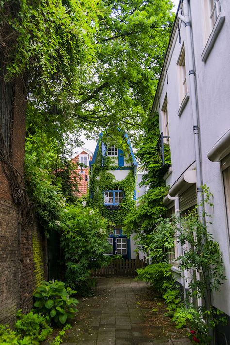 Spinozapoort has the entrance to a beautiful hofje in the Hague, one of the many secret places in the Hague! #travel #hofje #denhaag Pluto Projector, Journal Pictures, The Hague Netherlands, Urban Design Architecture, Cultural Travel, Belgium Germany, The Den, Hidden Places, Netherlands Travel