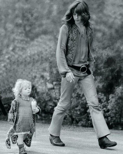 Hippie dad walking with his daughter, Amsterdam, 1967 by Toni Riera. Uk Icon, Mundo Hippie, Retro Cardigans, Boho Chique, Hippie Culture, Mode Hippie, Joan Baez, Joe Cocker, Hippie Chick