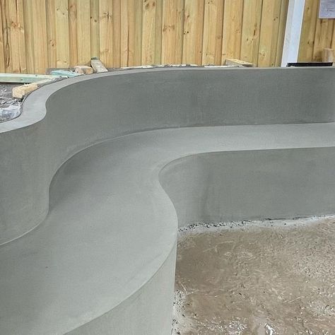 Youdell Constructions on Instagram: "The L shape seat with a couple of curves. #insituconcrete #polishedconcrete #burnishedconcrete #concrete #landscapedesign #hardscapes #curves #plainconcrete" Pool Paving, Curved Bench, Corner Garden, Built In Seating, Wall Seating, Banquette Seating, Built In Bench, White Concrete, Side Yard