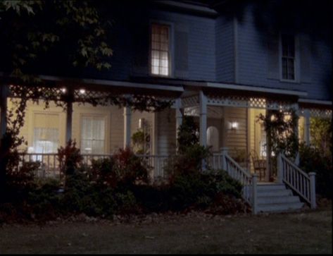 Lorelai's House | Gilmore Girls Wiki | Fandom Gilmore Girls House, Luke And Lorelai, Kiss And Tell, Gilmore Girl, Lorelai Gilmore, Stars Hollow, Small Hallways, Types Of Houses, House Flooring