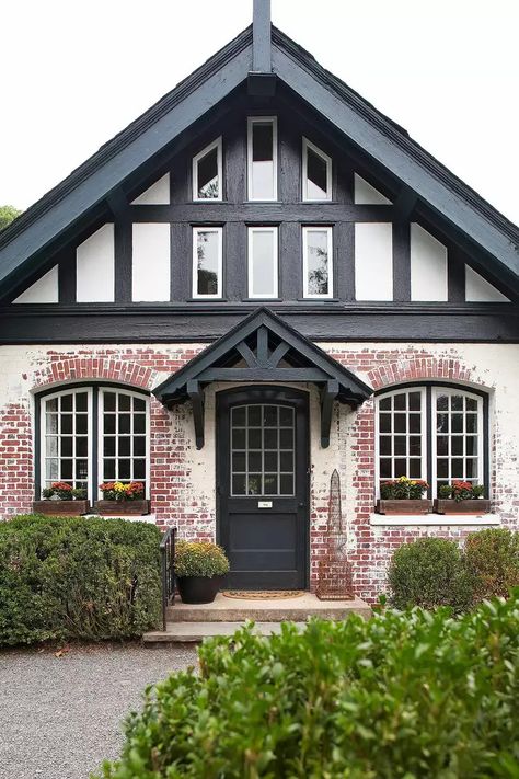 25 Classic Examples of Tudor-Style House Designs and Styles Tudor Style Homes Plans, Tudor Exterior Paint, Modern Tudor House Exterior, Home Exterior Colors Schemes, Tudor House Exterior, Brick Siding, Brick Chimney, Tudor Style Homes, Exterior Color Schemes