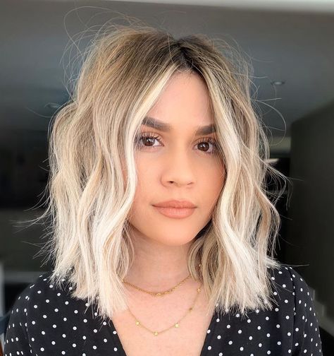 Shoulder-Length Wavy Shag Haircut for Thick Hair Choppy Bob Haircuts, Thick Hair Styles Medium, Kadeřnické Trendy, Shoulder Length Hair Cuts, Haircuts For Medium Hair, Haircut For Thick Hair, Short Blonde Hair, Medium Hair Cuts, Loose Hairstyles