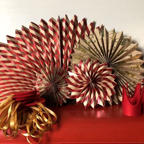 Pinwheel Paper Craft, Paper Fan Christmas Decorations, Paper Rosettes Christmas, Winterfest Decorations, Wrapping Paper Decorations, Diy Paper Pinwheels, Pinwheel Wreath, How To Make Pinwheels, Pinwheel Decorations