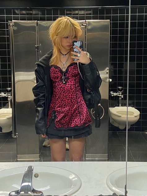 Goth Outfits Blonde Hair, Y2k Outfits Gyaru, Ajego Gyaru Fashion, Asian Goth Aesthetic, Y2k Gyaru Fashion, Goth Gyaru Fashion, Douyin Blonde, Emo Douyin, Di Instagram Model