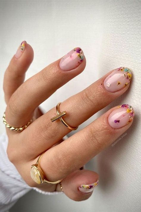 Engagement Nails Colorful, Trendy Flower Nails, French Flower Nails, Flower French Tip Nails, Flower French Nails, Dried Flower Nail Art, Short Nails Spring, Nail Art Fleur, Ring Finger Nails