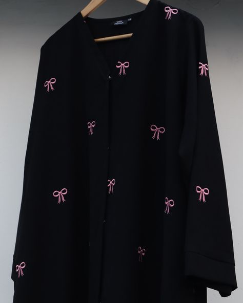 Introducing our Black Abaya with Pink Bow Embroidery! 🎀✨ This abaya effortlessly combines timeless elegance with a touch of modern flair. Made from luxurious black fabric, it’s elevated by the adorable pink bow embroidery. 🌸 Perfect for both casual outings and special occasions, this trendy piece is designed to stand out while keeping you comfortable. Meticulously crafted to ensure quality and style in every stitch. Step up your modest fashion game with Malikah. 💫 #malikahmodestwear #bowa... Bow Abaya Pink, Bow Abaya Black, Bow Abaya Design, Cute Abaya Designs, Trendy Abaya Designs, Abayas Black, Abaya Fashion Modern, Classy Abaya, Embroidery Abaya