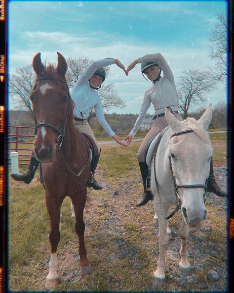 Horseback Riding With Friends, Best Friends Riding Horses, Best Friends Horse Riding, Horse Friends Aesthetic, Bff Horse Pictures, Pics To Take With Your Horse, Horseback Riding Photos, Horse Riding Besties, Cute Pictures To Take With Your Horse