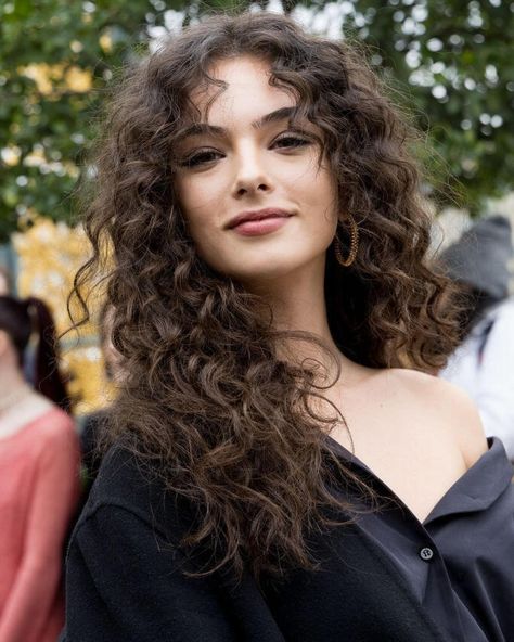 Deva Cassel Fan Page (@deva4fans) • Світлини �та відео в Instagram Back To School Haircuts, Deva Cassel, 90s Haircuts, Long Curly Haircuts, Natural Curly Hair Cuts, Hair Sketch, Hair Locks, Curly Hair Women, Curly Hair Inspiration