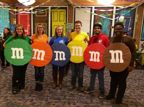 Easy DIY costumes...#m&ms M&m Costume Diy, M&m Costume, Costumes Faciles, Family Themed Halloween Costumes, Themed Halloween Costumes, Candy Costumes, Easy Diy Costumes, Halloween Makeup Diy, Clever Halloween Costumes