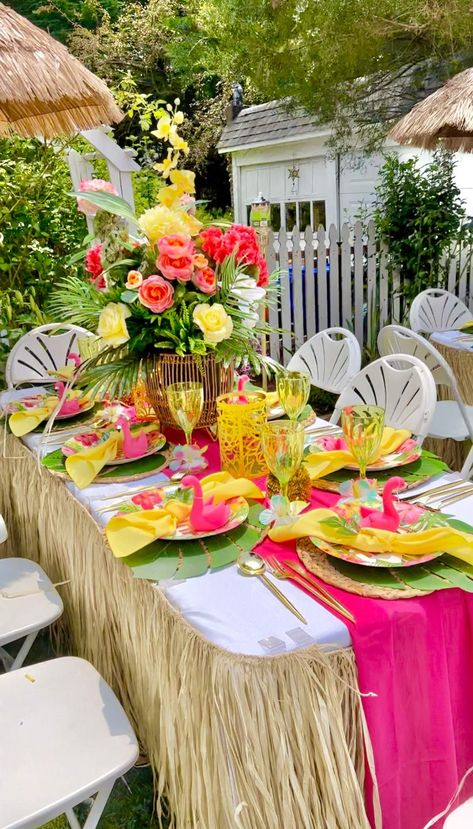 Tropical Birthday Party Ideas For Women, Girls Hawaiian Birthday Party, Sweet 16 Tropical Theme, Aloha Decorations, Luau Recipes, Adult Luau Party, Tropical Birthday Decorations, Hawaiian Birthday Party Ideas, Hawai Party