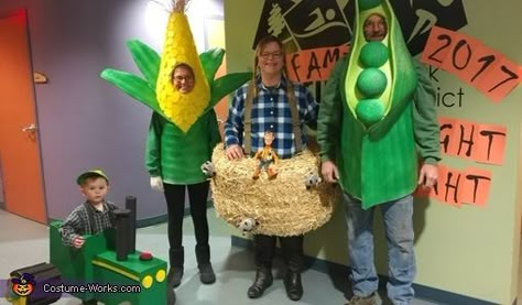 Farm Family - 2018 Halloween Costume Contest Farm Family Costume, Farm Costumes, Vegetable Costumes, Family Costumes Diy, Clever Costumes, Box Costumes, Kids Costumes Girls, Farm Family, Baby First Halloween