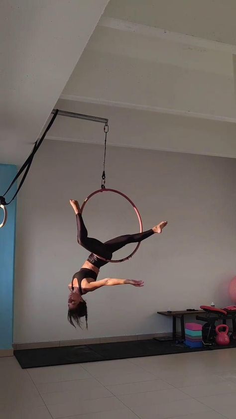 @rossella.s05 with a captivating aerial lyra routine on her single tap hoop! 🖤💙 Lyra Beginner Moves, Aerial Hoop Routine, Aerial Hoop Beginner Combo, Aerial Hoop Beginner, Lyra Moves, Ariel Hoop, Aerial Hoop Moves, Lyra Hoop, Aerial Lyra