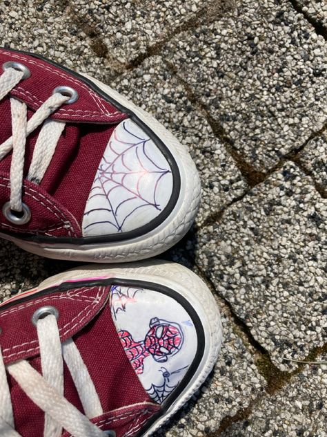 Spider Man Shoes Diy, Spider Man Converse Drawing, Spider Man Converse, Red Converse Aesthetic, Spiderman Converse, Dark Red Converse, Spiderman Shoes, Converse Drawing, Converse Ideas