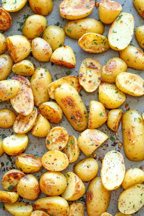 Garlic Ranch Potatoes - The best and easiest way to roast potatoes with garlic and ranch. After this, you'll never want to roast potatoes any other way! Garlic Ranch, Worst Cooks, Ranch Potatoes, Easy Healthy Eating, Potato Dishes, Side Recipes, Roasted Potatoes, Eat Healthy, Vegetable Dishes