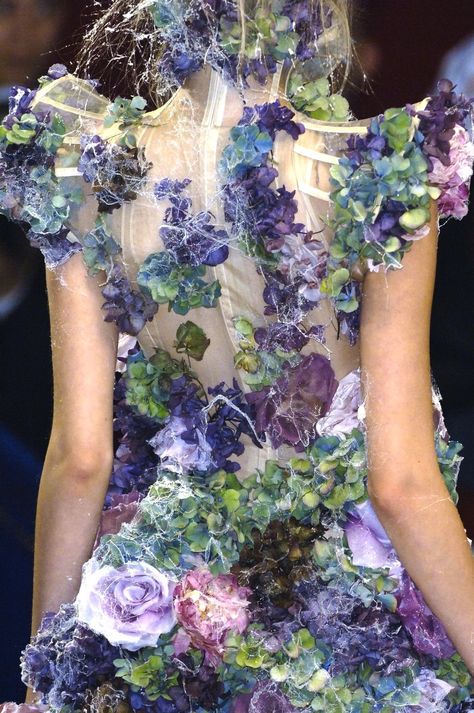 Alexander McQueen Detail Couture, Moda Floral, Embellishment Details, Savage Beauty, Mcqueen Fashion, فستان سهرة, Creative Images, Floral Fashion, Purple And Green