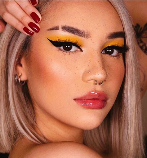 Maquillage Yeux Cut Crease, Mekap Mata, Yellow Makeup, Yellow Eyeshadow, Makeup For Blondes, Makijaż Smokey Eye, Edgy Makeup, Fancy Makeup, Makeup Eye Looks