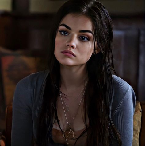 Lucy Hale Instagram, Lucy Hale Pretty Little Liars, Aria Montgomery Hair, Aria Pretty Little Liars, Aria Montgomery Aesthetic, Pretty Little Liars Aria, Petite Style Outfits, Brunette Actresses, Aria Montgomery