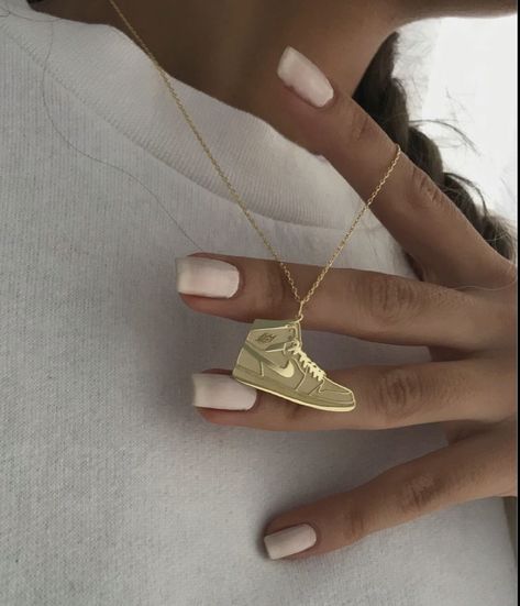 Classy Jewelry Gold, Jordan Necklace, Nike Jewelry, Sneaker Necklace, Jordan Sneaker, Jordan Jewelry, Cute Nike Outfits, Edgy Jewelry, Green Skin