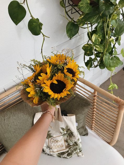 Holding Sunflower, Sunflower Bouquet, Sunflower Bouquets, Hand Bouquet, Buy Flowers, Send Flowers, Hand Holding, Flowers Online, Delivery Gifts