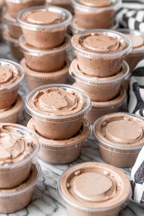 5-Ingredient Basic Chocolate Pudding Shots (Alcoholic Pudding Shots) - Unsophisticook Chocolate Pudding Shots Alcoholic, Pudding Shots Alcoholic, Rumchata Pudding Shots, Chocolate Pudding Shots, Shots Vodka, Pudding Shot Recipes, Shots Recipes, Easy Pudding, Jello Pudding Shots