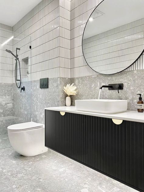 Black Details Bathroom, Black Cabinet Bathroom, Modern Ensuite Bathroom Ideas, Bathroom With Black Cabinets, Black Vanity Bathroom, Timeless Bathroom, House Bathrooms, Beaumont Tiles, White Wall Hanging