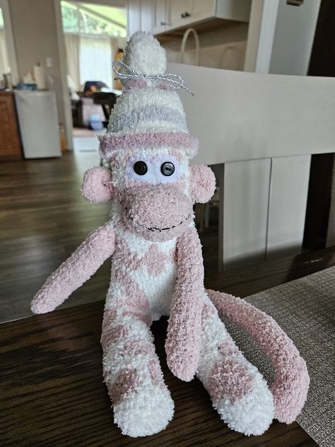 How To Make A Sock Monkey, Sock Stuffed Animals Diy, Diy Sock Monkey, Sock Monkeys Diy, Sock Plushies, Sock Creatures, Sock Monkey Pattern, How To Make Socks, Handmade Sock Monkey