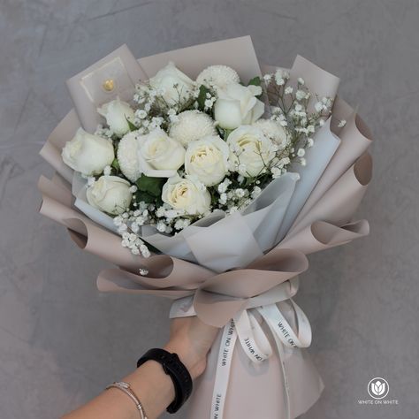 white roses bouquet, do you like it? Bouquet Of White Roses Aesthetic, Aesthetic White Flower Bouquet, White Roses Bouquet Gift Birthday, Transparent Bouquet Wrapping, Bouquet Of Flowers White Roses, White Rose Bouquet Birthday, White Flower Bouquet Birthday, Engagement Bouquet Ideas, Bouket Flowers Roses