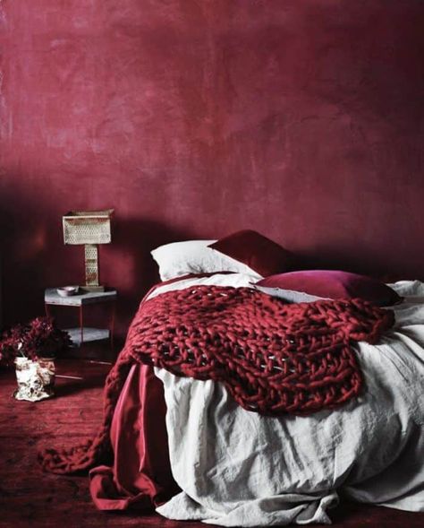 red maroon bedroom - Trendir Burgundy Bedroom Ideas, Maroon Bedroom, Red Bedroom Walls, Burgundy Bedroom, Masculine Bedroom Decor, Red Bedroom Design, Red Bedroom Decor, Pink Bedroom Decor, Eclectic Bedroom