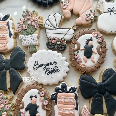 🖤Bonjour Bébé 🖤 Oh la la I’m loving this beautiful black and white Paris themed baby shower cookies 😍🥐🖤💐 Love when my clients give creative freedom so I can make unique and beautiful sets for their special event. I really love what I do 🖤🥐 💐 Inspiration from one of my favorite cookie artist 🖤 @hartworkcookieco #cookies #sugarcookies #cookiesofinstagram #paristheme #paristhemebabyshower #babyshowercookies #cookieart #cookier Bonjour Bebe Shower Theme, Paris Baby Shower Theme, Black And White Paris, Bebe Shower, Paris Themed, Shower Cookies, Shower Inspiration, Baby Shower Inspiration, Bebe Baby