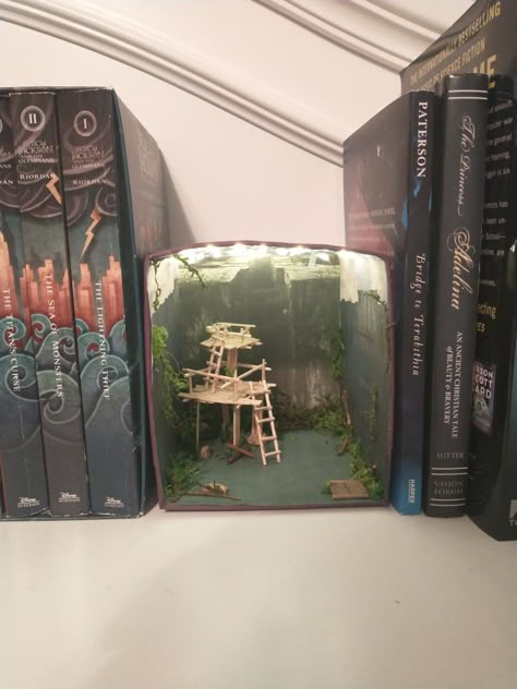 This is a book nook made from a tissue box to insert between books on a bookshelf. Maze Runner Book Nook, Maze Runner Crafts Diy, Maze Runner Crafts, Percy Jackson Book Nook, Maze Runner Room Decor, Diy Maze, Maze Runner Book, The Maze Runner, Kane Chronicles