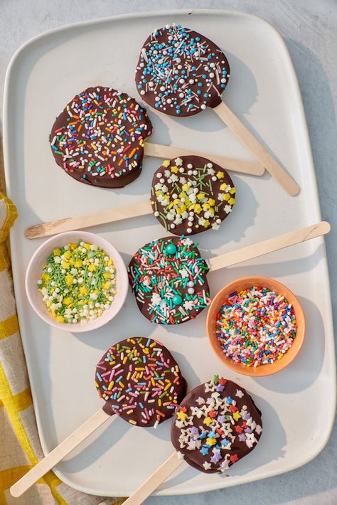 Chocolate Covered Apple Lollipops Apple Lollipops, Chocolate Covered Apples Slices, Recipes To Make With Kids, Covered Apples, Apple Picking Season, Chocolate Covered Apples, Kid Friendly Dessert, Chocolate Diy, Log Cake