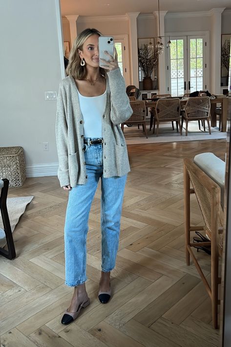 Clean Oversize Cardigan curated on LTK White Oversized Cardigan Outfit, Oversized Cream Cardigan Outfit, Mom Fit Jeans Outfits, Oversize Cardigan Outfit, Tr Kibbe, Fitted Cardigan Outfit, Cafe Fits, Style Oversized Cardigan, Striped Cardigan Outfit