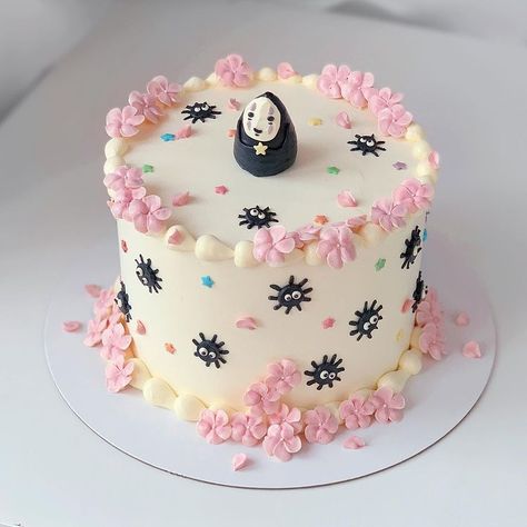 Li’l No Face with his soot sprite friends🖤🌸 | Instagram Sprite Cake, Flower Cake Design, Soot Sprite, Anime Cake, Friends Cake, Cute Baking, Pretty Dessert, Friends Instagram, Think Food