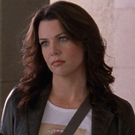 Lorelai Gilmore Hair, Gilmore Girls Fashion, Lorelei Gilmore, Team Logan, Coffee Books, Lauren Graham, Lorelai Gilmore, Aesthetic Coffee, Rory Gilmore