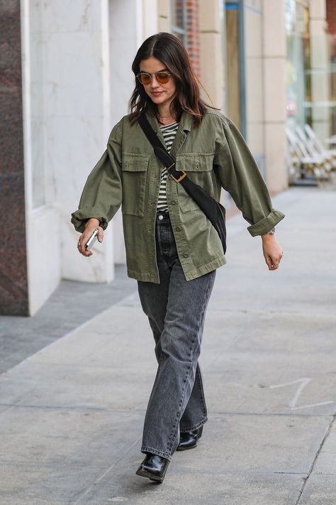 Green Demin Jacket Outfit, Khaki Overshirt Outfit Women, Olive Green Jean Jacket Outfit, Green Canvas Jacket Outfit, Green Shaket Jacket Outfit, Oversized Khaki Jacket Outfit, Olive Green Shirt Outfit Women Summer, Army Jacket Outfit Women, Denim Green Jacket Outfit