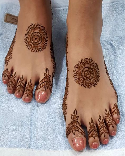 Mehendi Designs Bridal, Outfits For Bride, Bride Mehendi, Mehendi Lehenga, Lehenga For Bride, Mehendi Bridal, Feet Mehndi, Short Mehndi Design, Hand Mehendi